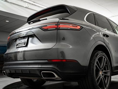 Certified 2022 Porsche Cayenne E-Hybrid w/ Premium Package image 22