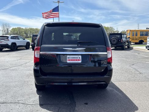 Used 2016 Chrysler Town & Country S w/ Driver Convenience Group FWD image 6