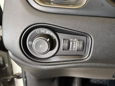 Used 2022 Jeep Renegade Latitude image 16