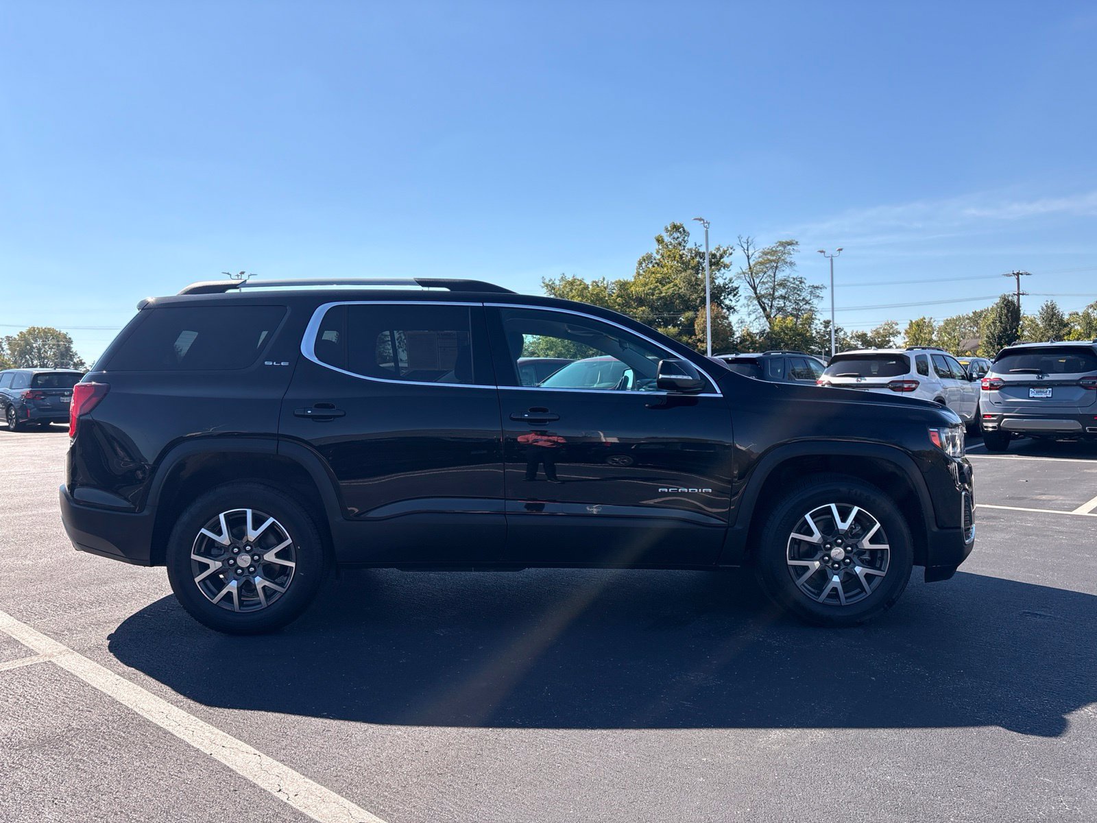 Used 2021 GMC Acadia SLE w/ Driver Convenience Package FWD image 8
