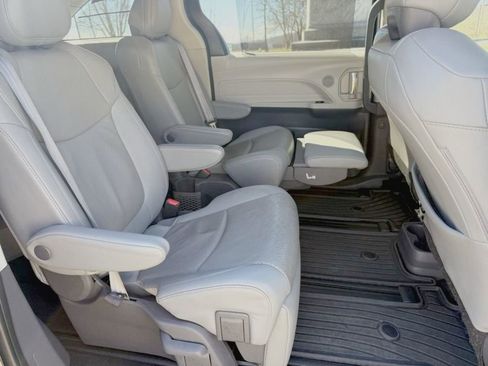 Used 2021 Toyota Sienna Limited image 44