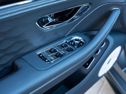 Used 2025 Bentley Flying Spur Plug-In Hybrid AWD/4WD image 16
