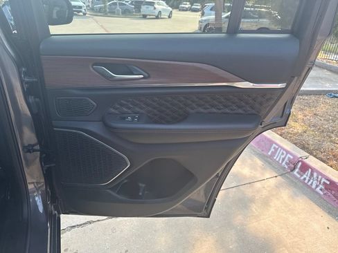 Used 2025 Jeep Grand Cherokee Summit w/ Obsidian Package AWD/4WD image 14