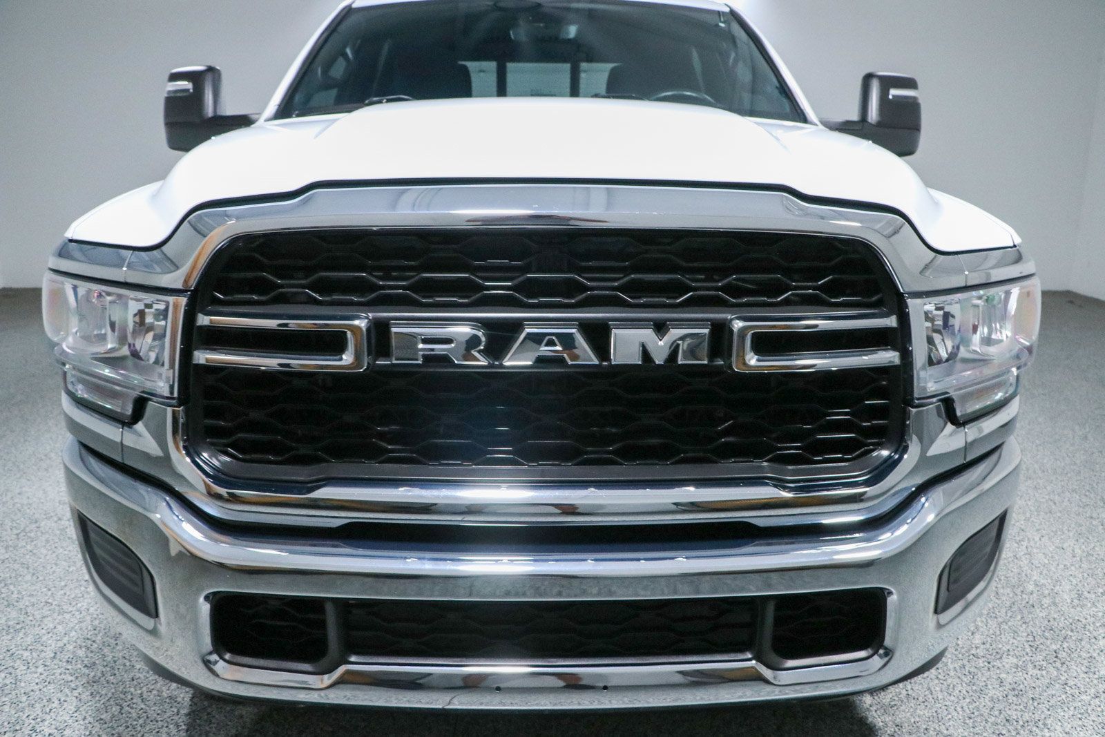 Used 2024 RAM 2500 Tradesman w/ Chrome Appearance Group AWD/4WD image 4