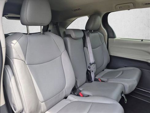 Used 2022 Toyota Sienna XLE FWD image 18