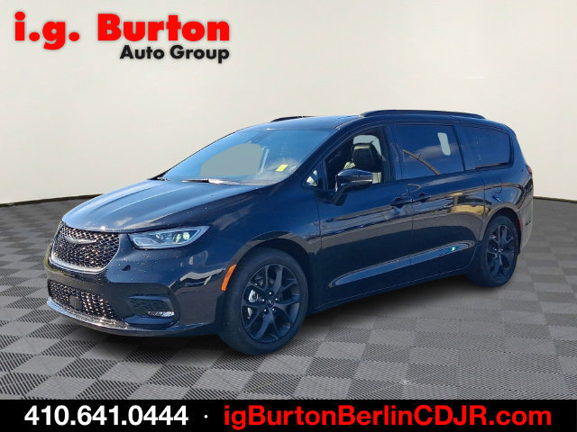Used 2025 Chrysler Pacifica Limited FWD image 3