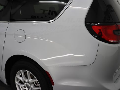 Used 2024 Chrysler Pacifica Touring-L image 32