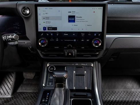 Used 2024 Lexus GX 550 w/ Accessory Package (Z1) AWD/4WD image 24