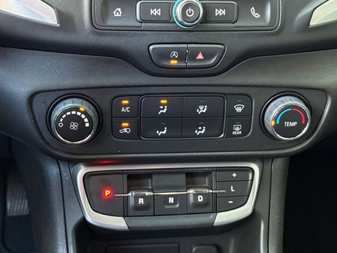 Used 2024 GMC Terrain SLE FWD image 26