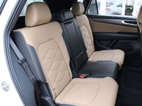 Certified 2024 Volkswagen Atlas Cross Sport SE image 23