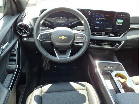 Used 2025 Chevrolet Equinox LT w/ Convenience Package II image 11