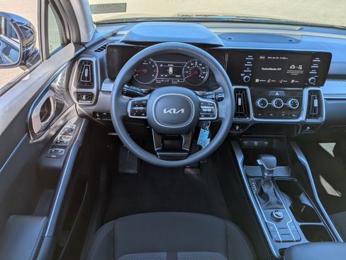 Used 2023 Kia Sorento LX image 20