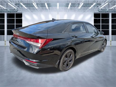 Used 2023 Hyundai Elantra SEL image 3
