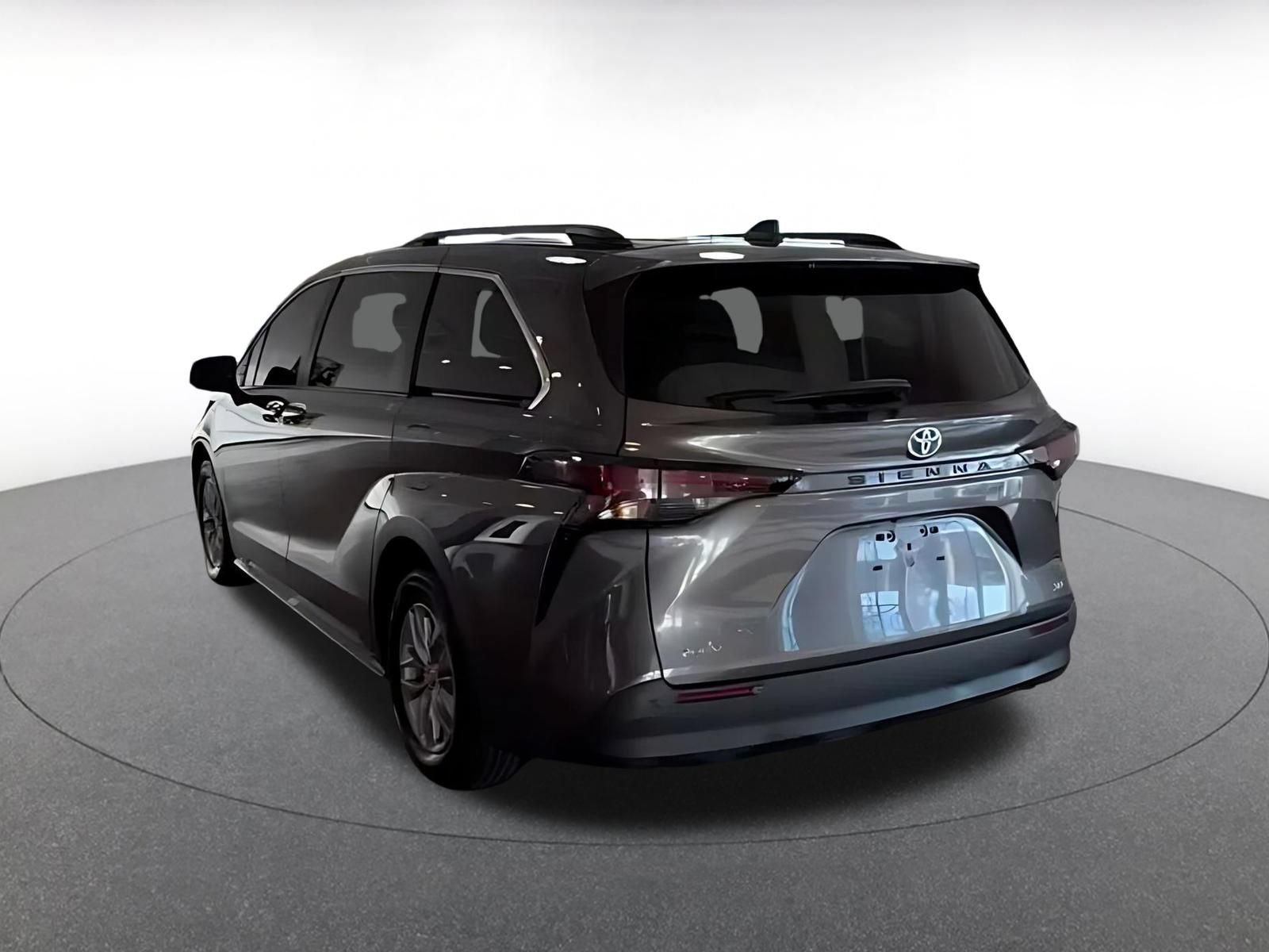 Used 2025 Toyota Sienna XLE FWD image 9