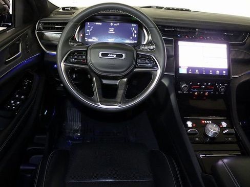 Used 2022 Jeep Grand Cherokee Overland w/ Luxury Tech Group IV image 3