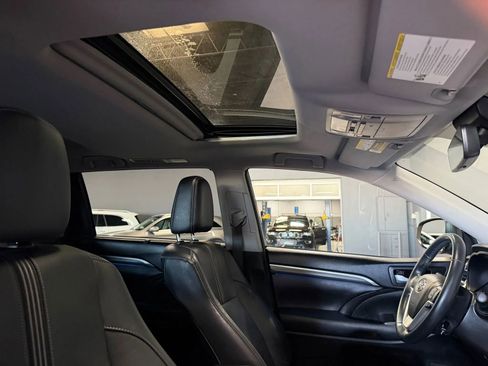 Used 2017 Toyota Highlander SE image 17