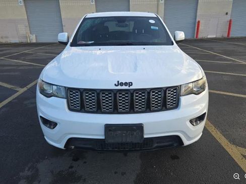Used 2017 Jeep Grand Cherokee Altitude image 2