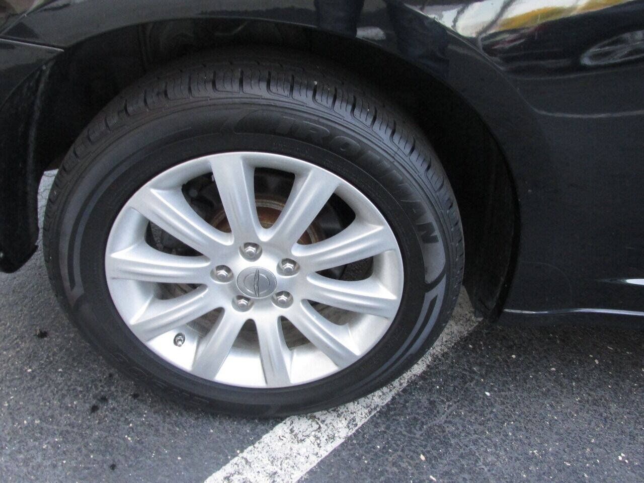 Used 2013 Chrysler 200 Touring FWD image 15