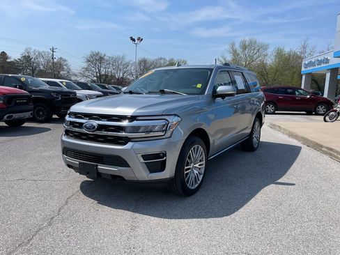 Used 2023 Ford Expedition Limited image 3