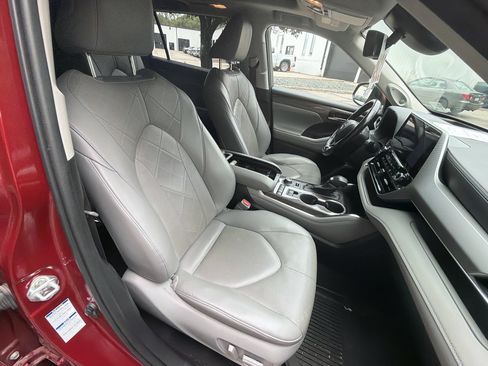 Used 2022 Toyota Highlander Platinum AWD/4WD image 30