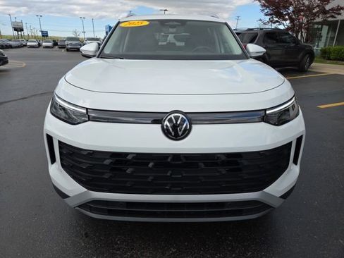 Used 2025 Volkswagen Tiguan SE AWD/4WD image 2
