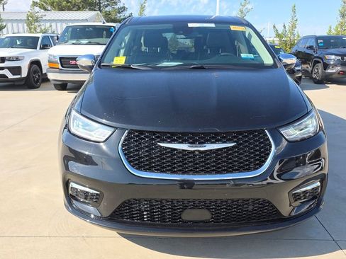 Used 2022 Chrysler Pacifica Limited image 8