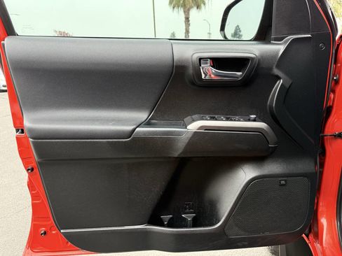 Used 2017 Toyota Tacoma TRD Sport image 10