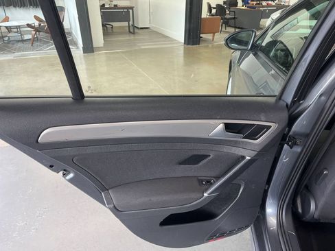 Used 2016 Volkswagen Golf S FWD image 32