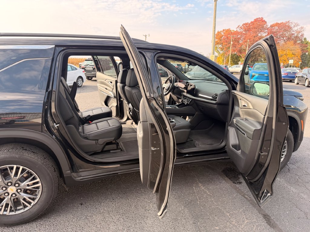 Used 2024 Chevrolet Traverse LT w/ LPO, Floor Liner Package AWD/4WD image 31