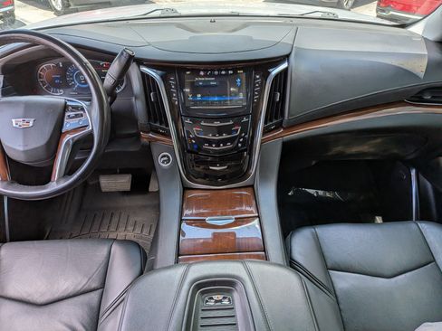 Used 2019 Cadillac Escalade Premium Luxury AWD/4WD image 17