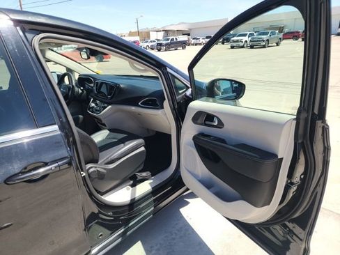 Used 2023 Chrysler Pacifica Touring-L image 22