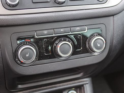 Used 2011 Volkswagen Tiguan SE image 34