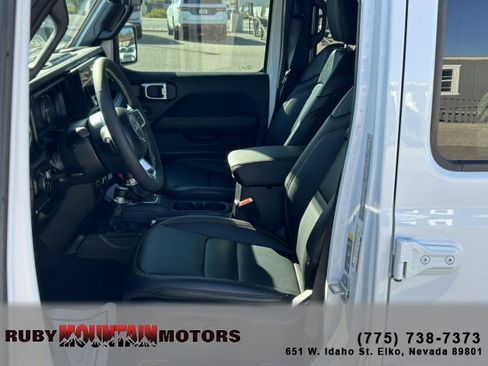 Used 2025 Jeep Wrangler Unlimited Sahara AWD/4WD image 11