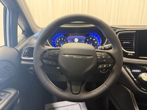 New 2027 Chrysler Pacifica Limited AWD/4WD image 13