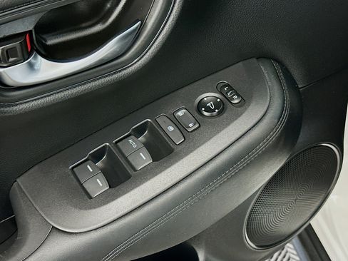 Used 2023 Honda HR-V LX image 15
