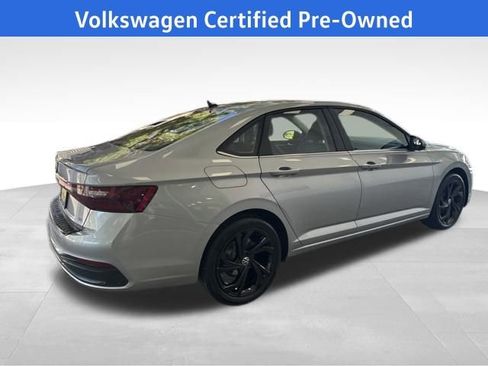 Certified 2025 Volkswagen Jetta SE w/ Sunroof Package image 9