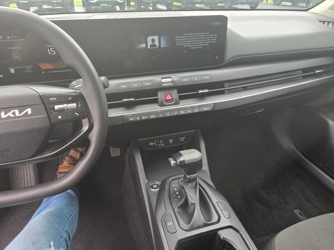 Used 2025 Kia K4 FWD image 2