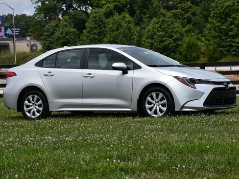 Certified 2025 Toyota Corolla LE FWD image 1