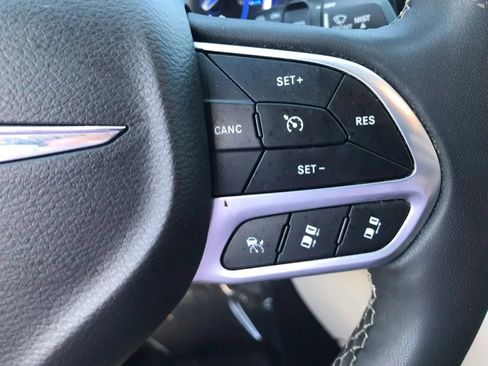 Used 2023 Chrysler Pacifica Touring-L FWD image 19