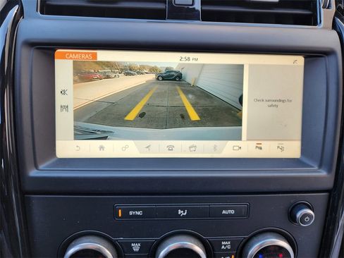 Used 2018 Land Rover Discovery SE image 17