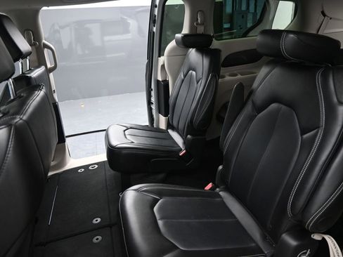 Used 2024 Chrysler Pacifica Touring-L FWD image 15
