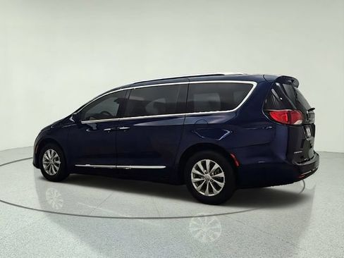 Used 2018 Chrysler Pacifica Touring-L Plus FWD image 4