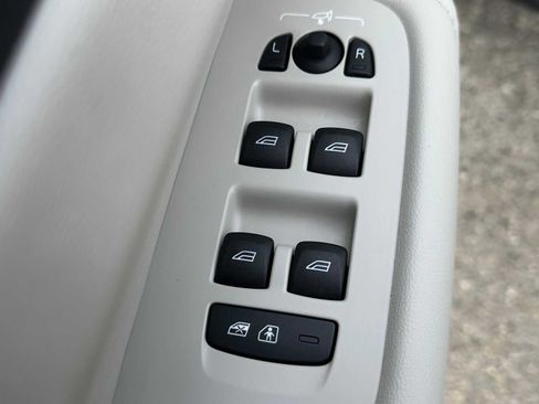 Certified 2024 Volvo XC60 T8 Plus w/ Protection Package Premier image 21