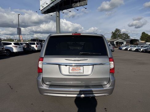 Used 2014 Chrysler Town & Country Touring-L w/ Driver Convenience Group FWD image 7