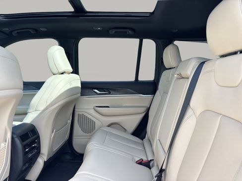 New 2025 Jeep Grand Cherokee Limited image 16