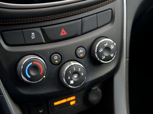 Used 2019 Chevrolet Trax LT w/ Driver Confidence Package image 24