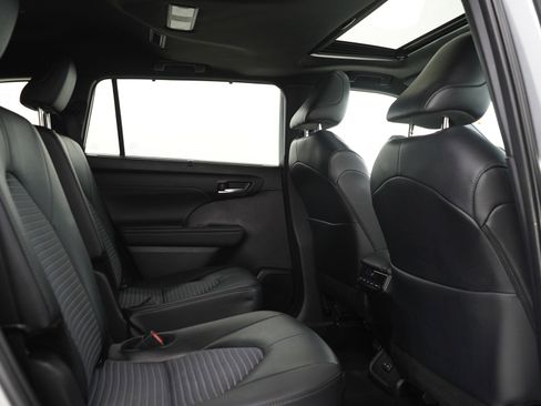 Used 2025 Toyota Highlander XSE image 12
