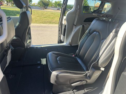 Used 2023 Chrysler Pacifica Limited FWD image 14