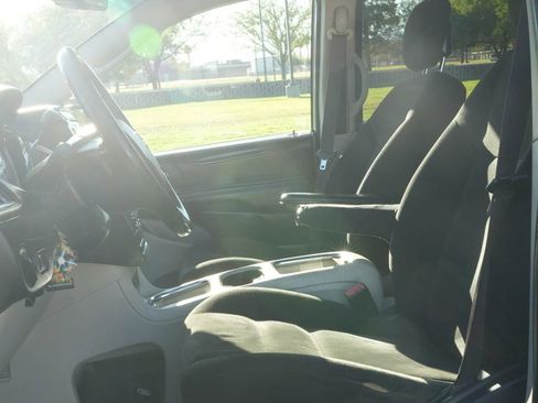 Used 2015 Dodge Grand Caravan SXT w/ UConnect Hands-Free Group image 2