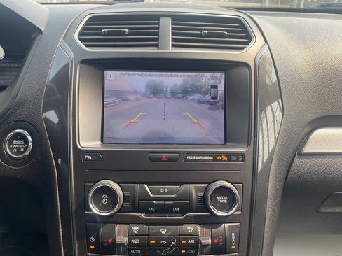 Used 2019 Ford Explorer XLT w/ Equipment Group 202A AWD/4WD image 38